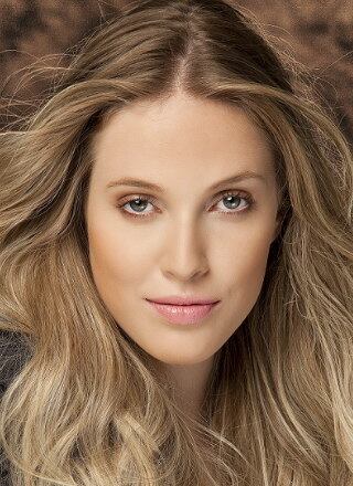 Quem não abre mão do cabelo solto e
longo também tem uma sugestão para chamar de sua! O loiro iluminado com volume
e movimento de ondas feito com modelador térmico é poderoso e impactante. “O
loiro com tom degrade é ideal para mulheres modernas e cheias de charme”, acrescenta
o especialista.

 
A grande final de Hair, o reality dos cabelos, será reapresentada neste sábado (4), às 22h15, na tela da Record TV.