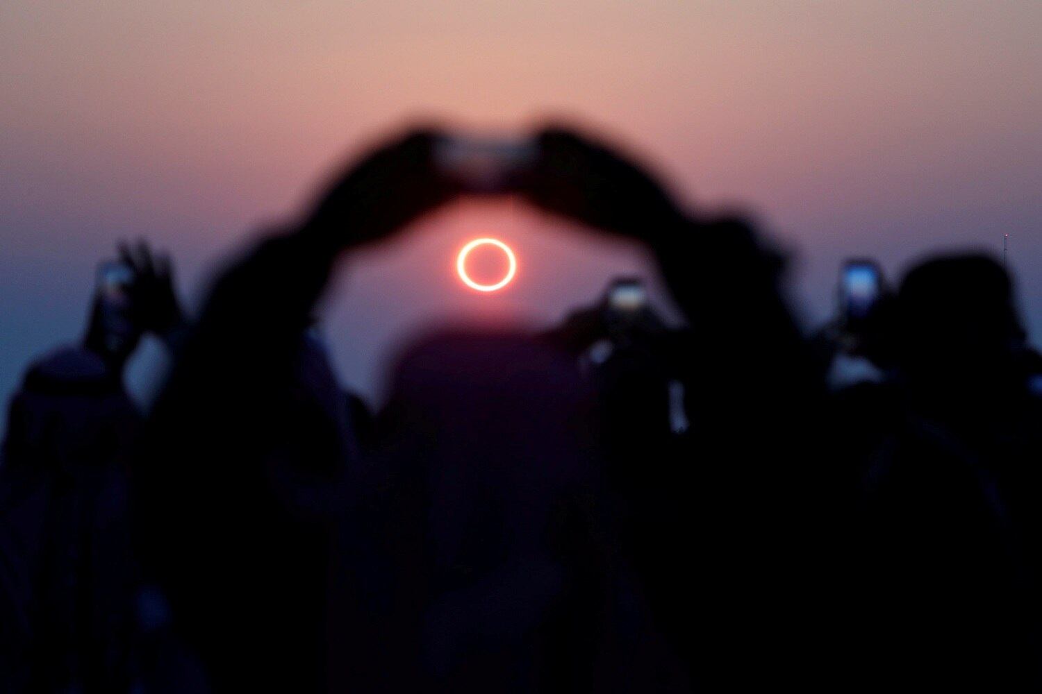 Eclipse com 'anel de fogo' fascina multidões no Oriente Médio e Ásia