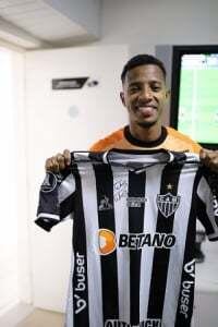 A camisa do meia Tchê Tchê, autografada pelo jogador, será uma das leiloadas pelo Instituto Galo