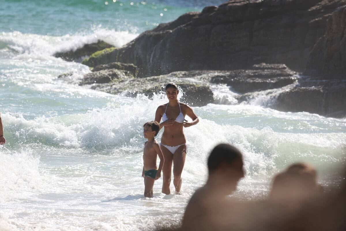 Sophie Charlotte e Daniel de Oliveira se divertem em praia com a família