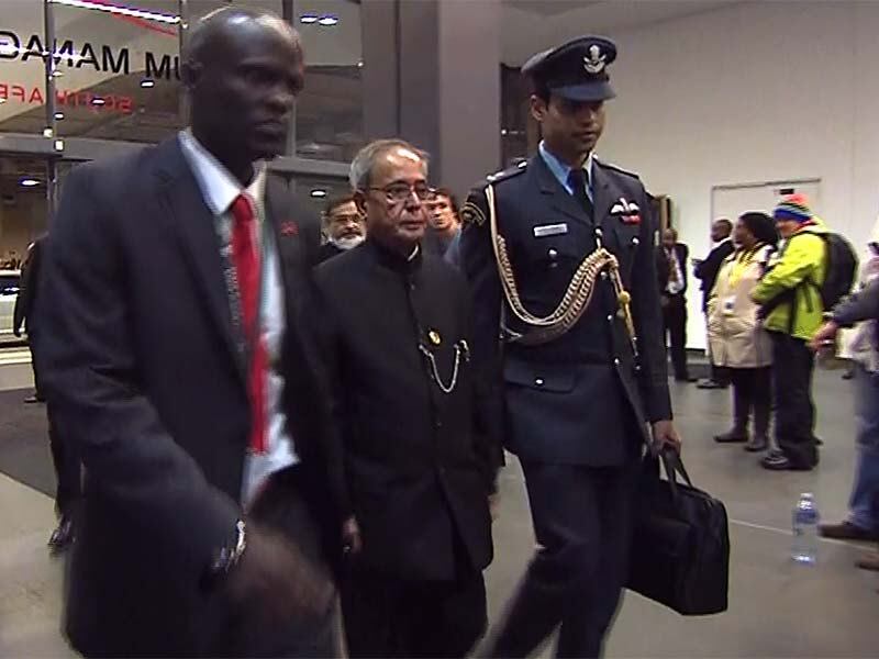 O motorista Neggie, que trabalha para uma empresa
que transporta pessoas em Johannesburgo, disse que a cidade não “lotou”
nos últimos dias.
— Está mais do que lotada.
O presidente de Bangladesh, Abdul Hamid (centro), também participa da cerimônia