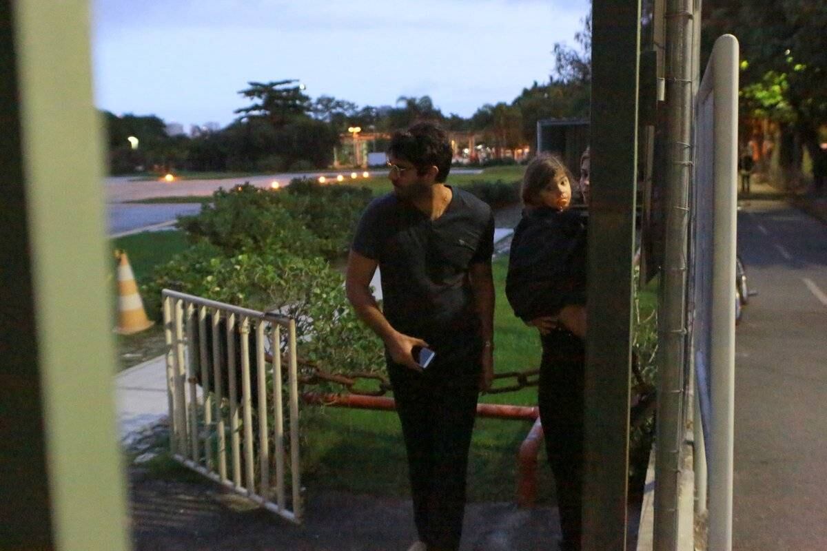 Grazi Massafera foi fotografada neste domingo (26) na companhia de seu novo affair, o empresário Patrick Bulus. Os dois foram vistos no heliponto da Lagoa Rodrigo de Freitas, na Zona Sul do Rio de Janeiro. Sofia, filha de Grazi, estava com o casal

Acesse o R7 Play e assista à programação da Record quando quiser
