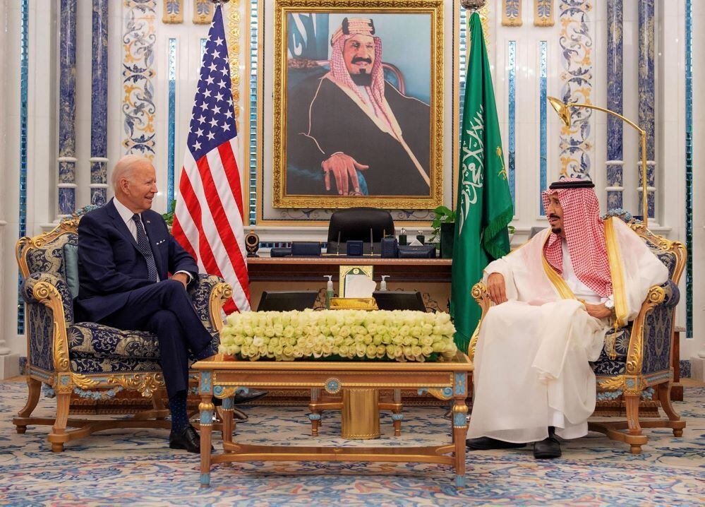 Joe Biden (à esquerda) em reunião com o rei saudita Salman bin Abdulaziz neste sábado (16)