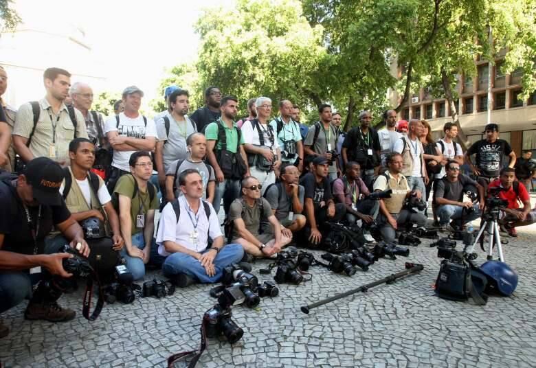  Na segunda-feira (10), dia da morte de Santiago Andrade, colegas de profissão fizeram uma homenagem