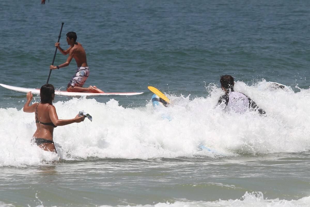 Bruno Gagliasso e Ricardo Pereira praticam stand up paddle na praia da Barra da Tijuca, no Rio