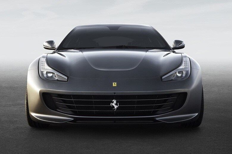 Falando do design, o GTC4 Lusso traz a frente de acordo com
a nova identidade visual da Ferrari, com os faróis e novas entradas de ar