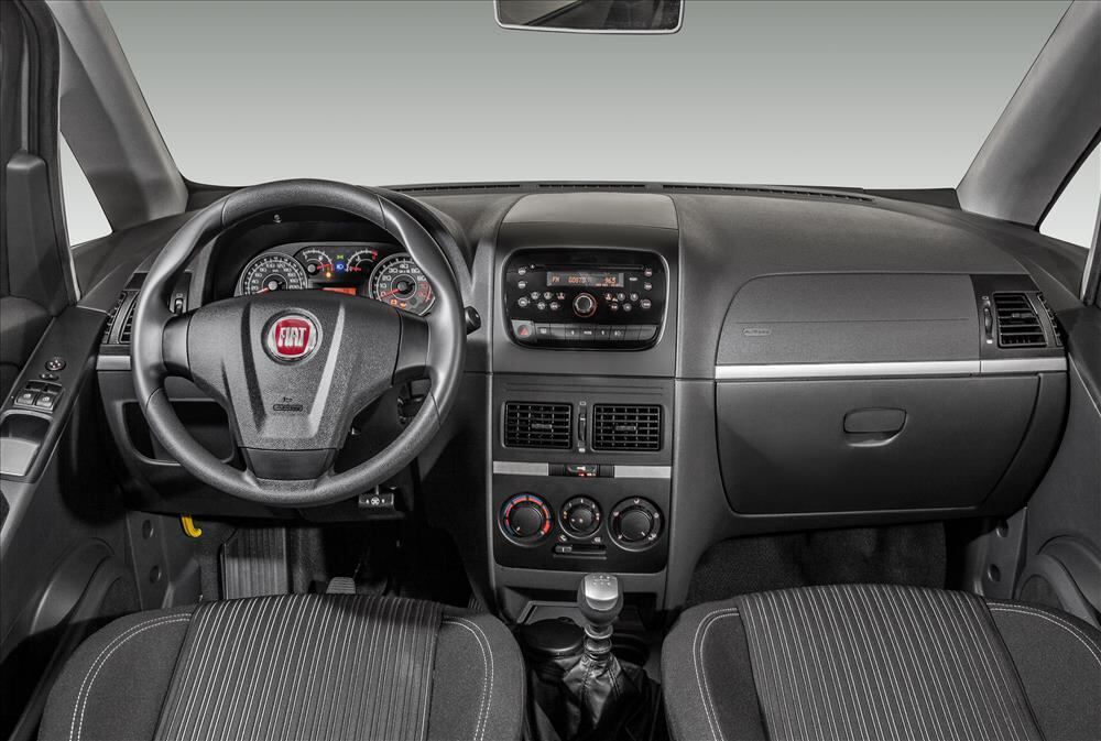 Baseado no console do antigo Palio, o interior do Idea não sofria alterações desde 2010
VEJA TAMBÉM
>> Utilitário chinês Lifan X60 chega "completão" ao Brasil por R$ 52.777
>> Novo Peugeot 308 fica mais leve e moderno para brigar com VW Golf e Hyundai i30
>> Volkswagen Gol ganha duas novas versões aventureiras
Quer saber tudo sobre carros? Acesse R7.com/carros