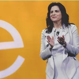 13ª - Ofelia
Melendrez-Kumpf, gerente-geral do McDonald's na região da California

 



Na rede de fast food há mais de 25 anos, ela é responsável
por 775 unidades da rede de lanchonetes. Ao saltar de estagiária a gerente, Kumpf
se juntou à equipe executiva da empresa em 2006 e foi muito prestigiada por sua
liderança visionária