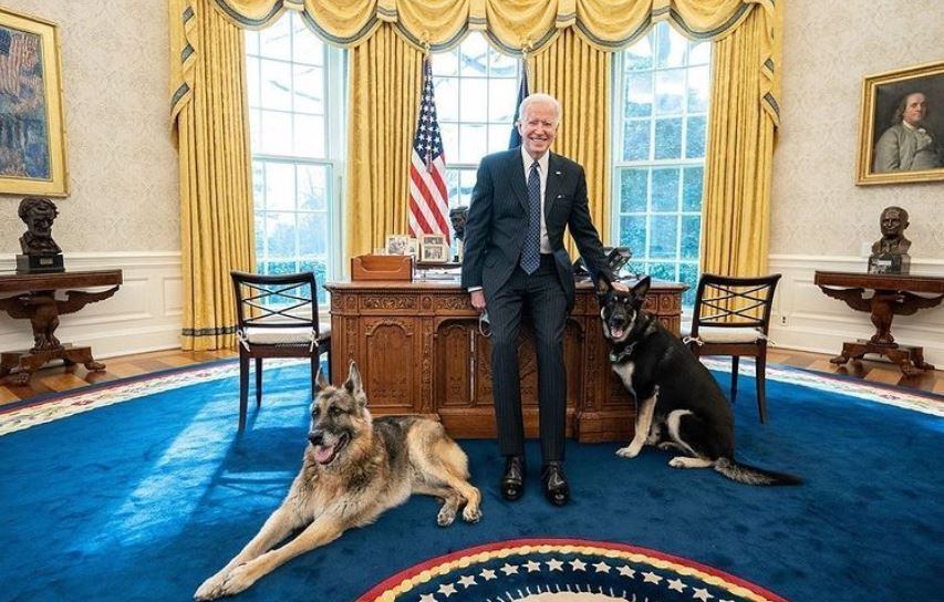 Logo após tomar posse, o presidente levou Major e outro pastor, Champ, para a Casa Branca