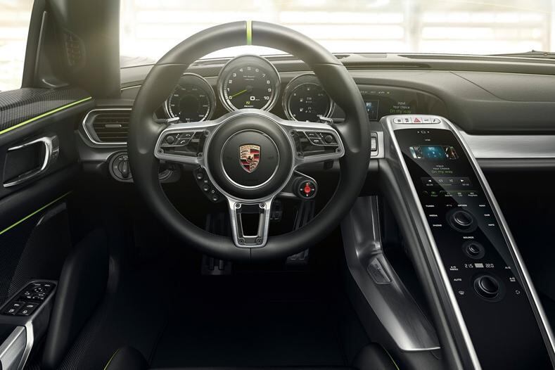 Em comum com seu antecessor, o 918 Spyder aposta na profusão de itens de ponta, incluindo o uso maciço de fibra de carbono e alumínio
Quer saber tudo sobre carros? Acesse www.r7.com/carros