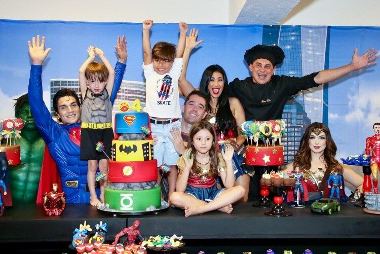 Simaria, o marido Vicente e a filha primogênita Giovanna receberam convidados famosos e familiares para a festa do pequeno Pawel