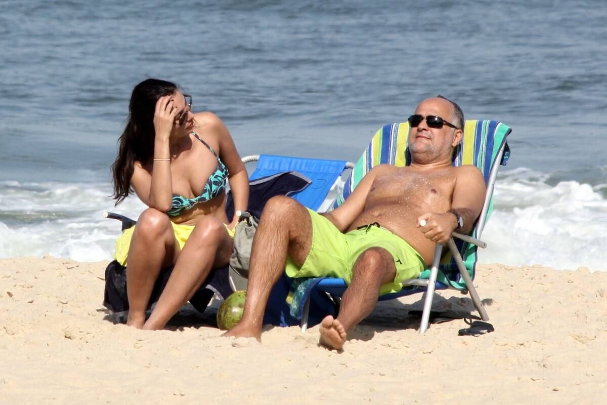 Patrícia Poeta tira o dia para reforçar o bronzeado em praia do Rio