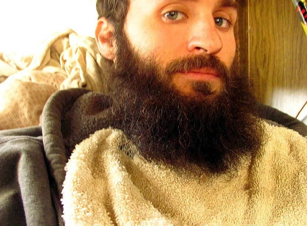 Quem avista Brian Doss pela rua, jamais pode imaginar o que o americano tem embaixo da barba. O homem usa o calor dos pelos no rosto para criar um pato