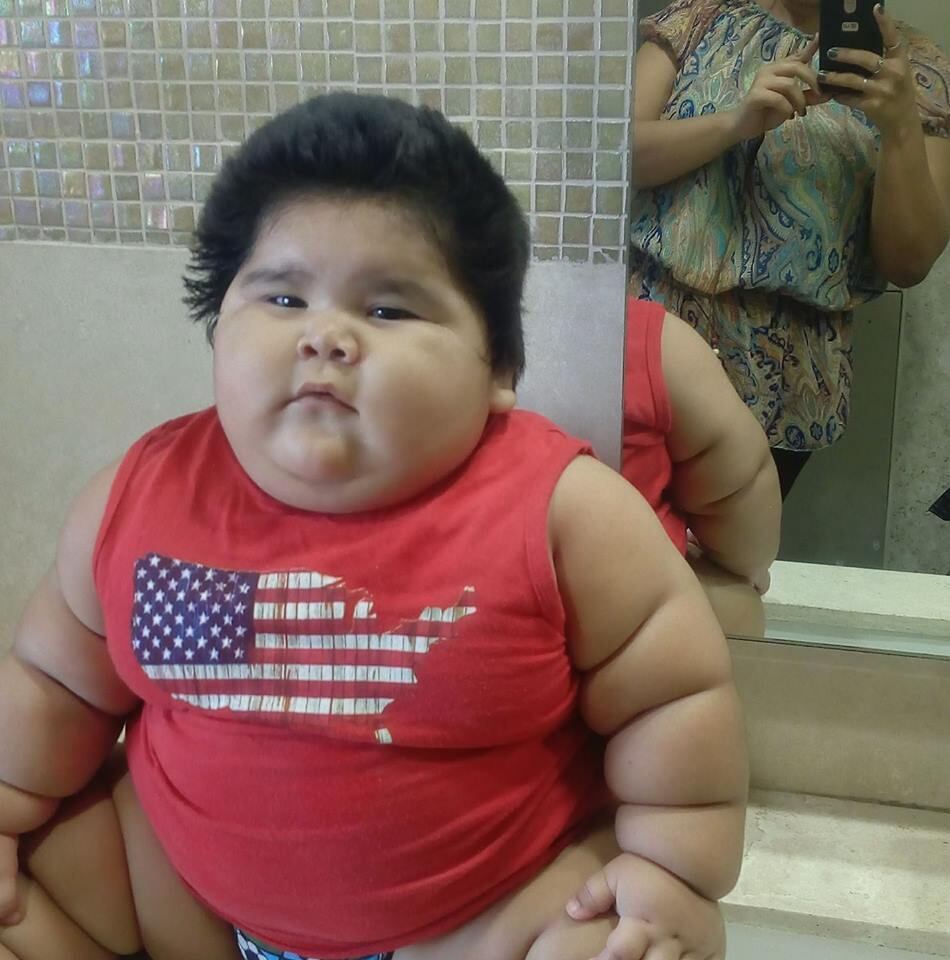 De acordo com a agência de notícias da AFP (Agence
France-Presse), o pai do menino ganha pouco mais de R$ 660 por mês. Por isso,
não consegue pagar o tratamento necessário da criança, que deverá ser realizado
com injeções hormonais que custam aproximadamente R$ 1.900 cada, segundo o
Daily Mail
