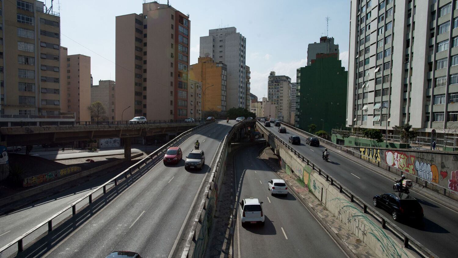 53 anos de história 

O Minhocão foi construído em 1970, como alternativa para os grandes congestionamentos da cidade de São Paulo. Hoje, mais de 31 mil carros passam diariamente pela via! 