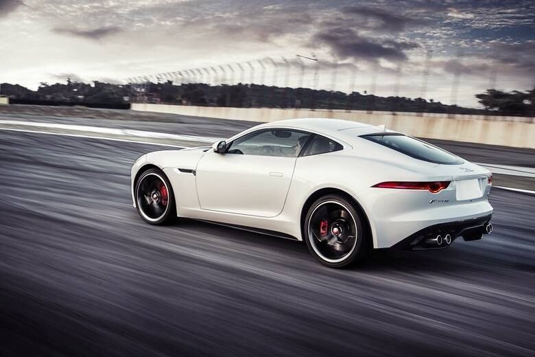 Sucessor espiritual do E-Type, carro mais emblemático da história da Jaguar, o F-Type já é comercializado no Brasil desde agosto de 2013 na versão conversível. Mas caberá ao cupê, que acaba de chegar às lojas, a missão de intimidar os esportivos tradicionais, especialmente o Porsche 911, apontado pela própria marca felina como seu maior rival. Tal empreitada ficará a cargo da "envenenada" versão R, com o motorzão 5.0 V8 Supercharger de 550 cv