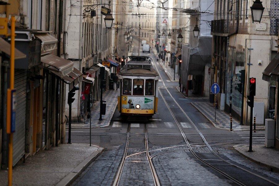 Lisboa segue em lockdown em meio à pandemia de covid-19
