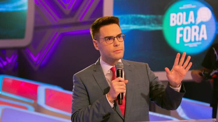 Na hora de falar sobre as polêmicas dos convidados, o clima fica sério e todo mundo que está nos bastidores fica atento para não deixar passar nenhum detalhe