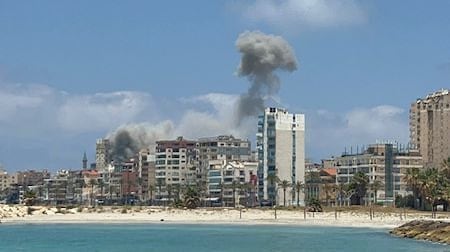 Fumaça se espalha após ataque israelense em Tiro, no Líbano