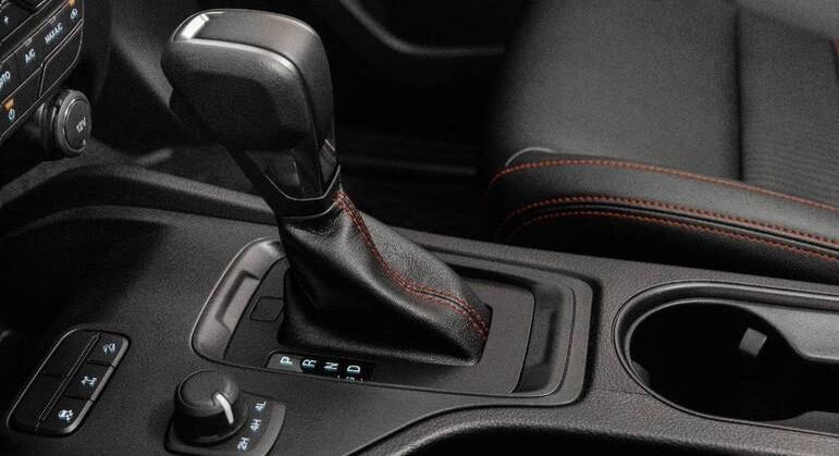 Câmbio é automático de seis marchas e tração 4x4 com diferencial traseiro autoblocante