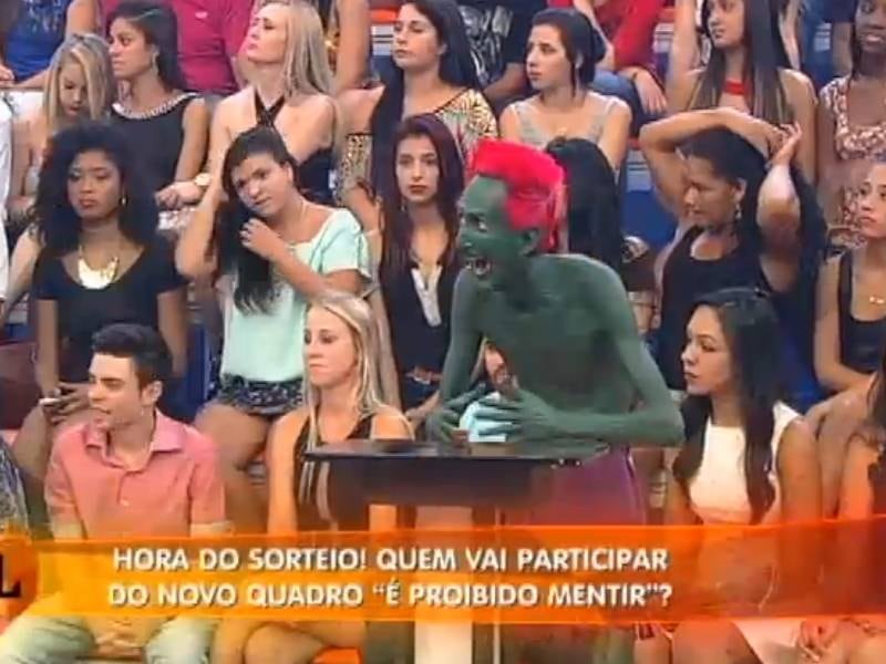 Hulk Magrelo foi o responsável por apertar o botão do sorteio que decidiu quem deveria encarar o jogo

+ Léo Santana, Juju, Fabíola Gadelha, Mion e Léiz encaram o É Proibido Mentir

+ Kelly Key se derrete pela filha: “Ela é uma versão melhorada de mim”
