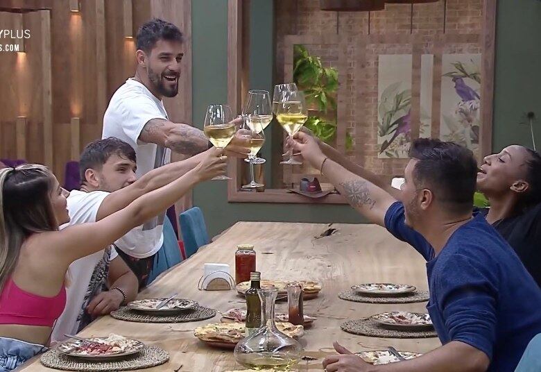 Os peões ganharam um jantar especial: pizzas de diversos sabores e vinho branco! Diego aproveitou para brindar sua vitória na prova e desejar sorte aos demais participantes