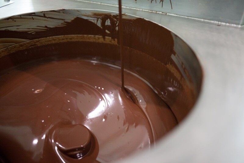 Já pensou em comercializar
chocolates? Para abrir um quiosque da Cacau Show, você precisará de um
investimento inicial de cerca de R$ 23 mil. Além disso, um espaço pequeno é
suficiente: de dois a quatro metros quadrados, sendo que a taxa de retorno varia de 18 a 24 meses. A
empresa também cobra uma taxa mensal, mas não especifica o valor, porque este
pode ser variado