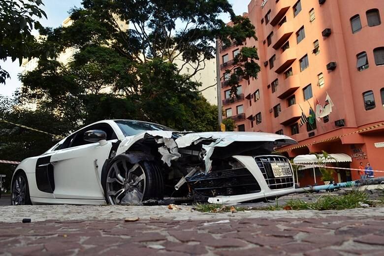 Uma unidade como a que foi destruída em São Paulo custa mais de R$ 725 mil. O valor, porém, pode baixar se o cliente optar pelo modelo mais "barato", com motor V8 e preço de R$ 558 mil

Saiba tudo sobre carros! Acesse R7.com/carros