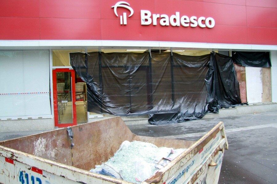 De acordo com o comandante do policiamento militar na região central da capital, Reynaldo Simões Rossi, um grupo infiltrado no protesto foi o responsável pelo vandalismo ocorrido na Paulista e na 23 de Maio 