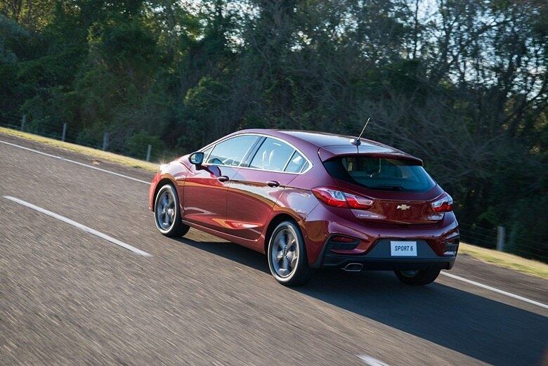 O modelo também recebeu ajustes nos conjuntos de suspensão, de modo a tornar sua condução mais direta e esportiva. O eixo traseiro é 10% mais rígido que na versão sedã, para deixar o hatch mais firme nas curvas