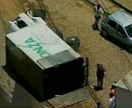 Caminhão tomba e carga é saqueada