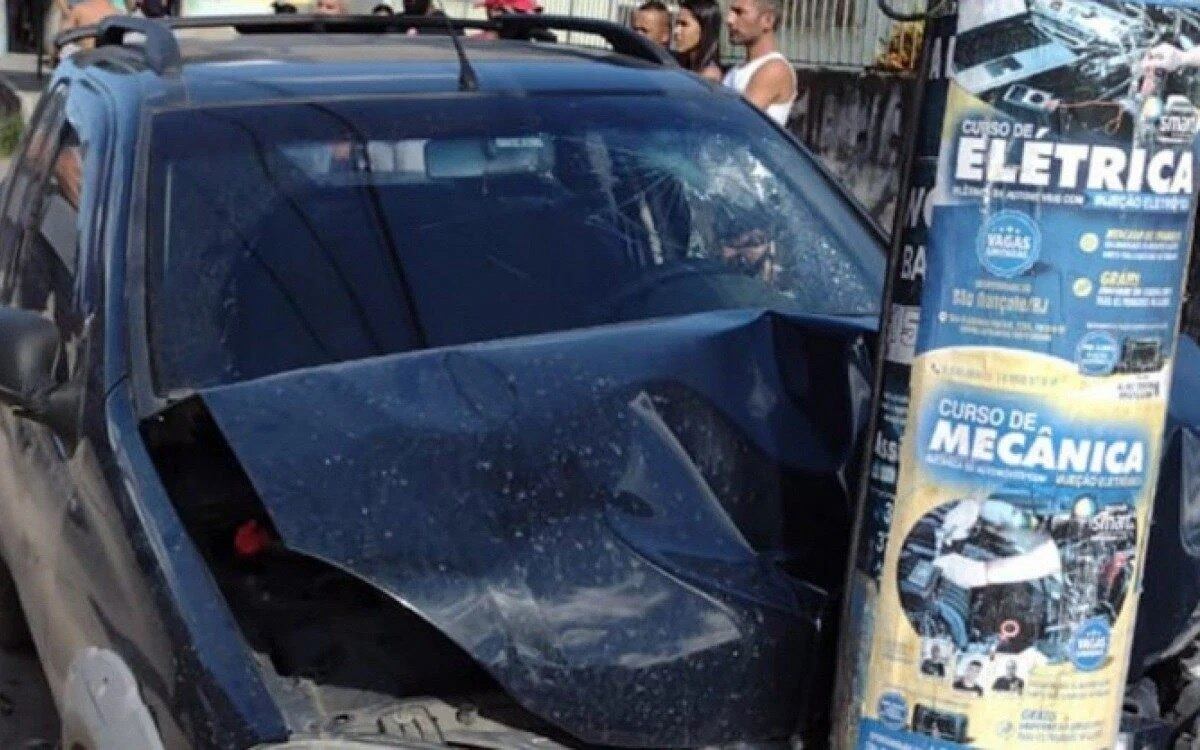 Ladrão de carro perdeu controle, atropelou mulher e bateu em poste em perseguição