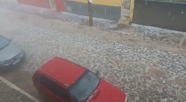 Desde segunda-feira (7) chove granizo em Minas Gerais. As pancadas geraram prejuízos e assustaram moradores. No sul do Estado, muitas plantações foram prejudicadas.