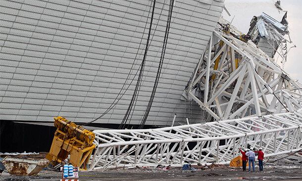 A construtora que é responsável pelas obras no estádio do Corinthians irá reiniciar os trabalhos no local depois de ter decretado três dias de luto por causa da morte de dois operários no acidente ocorrido na última quarta, quando um guindaste desabou sobre parte das estruturas das arquibancadas do prédio leste do Itaquerão