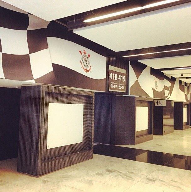 Novos painéis também foram instalados nos corredores que dão acesso às arquibancadas da Arena Corinthians. A montagem começou nos setores Leste Inferior e Leste Superior
