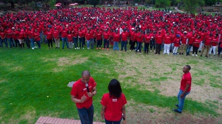 Centenas de pessoas se reuniram em um parque em Pretoria, África do Sul, para a Caminhada do Amor