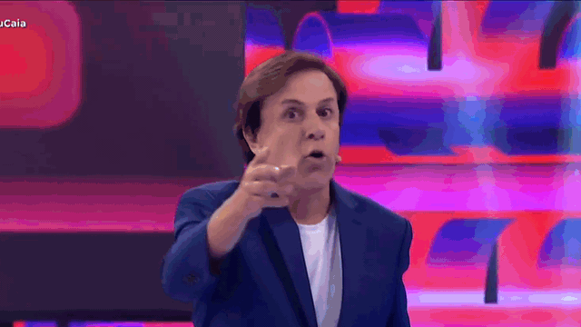 Reprodução em GIF/Júlia, da dupla sertaneja com Rafaela, erra pergunta sobre comida e vai direto para o buraco (01:50)