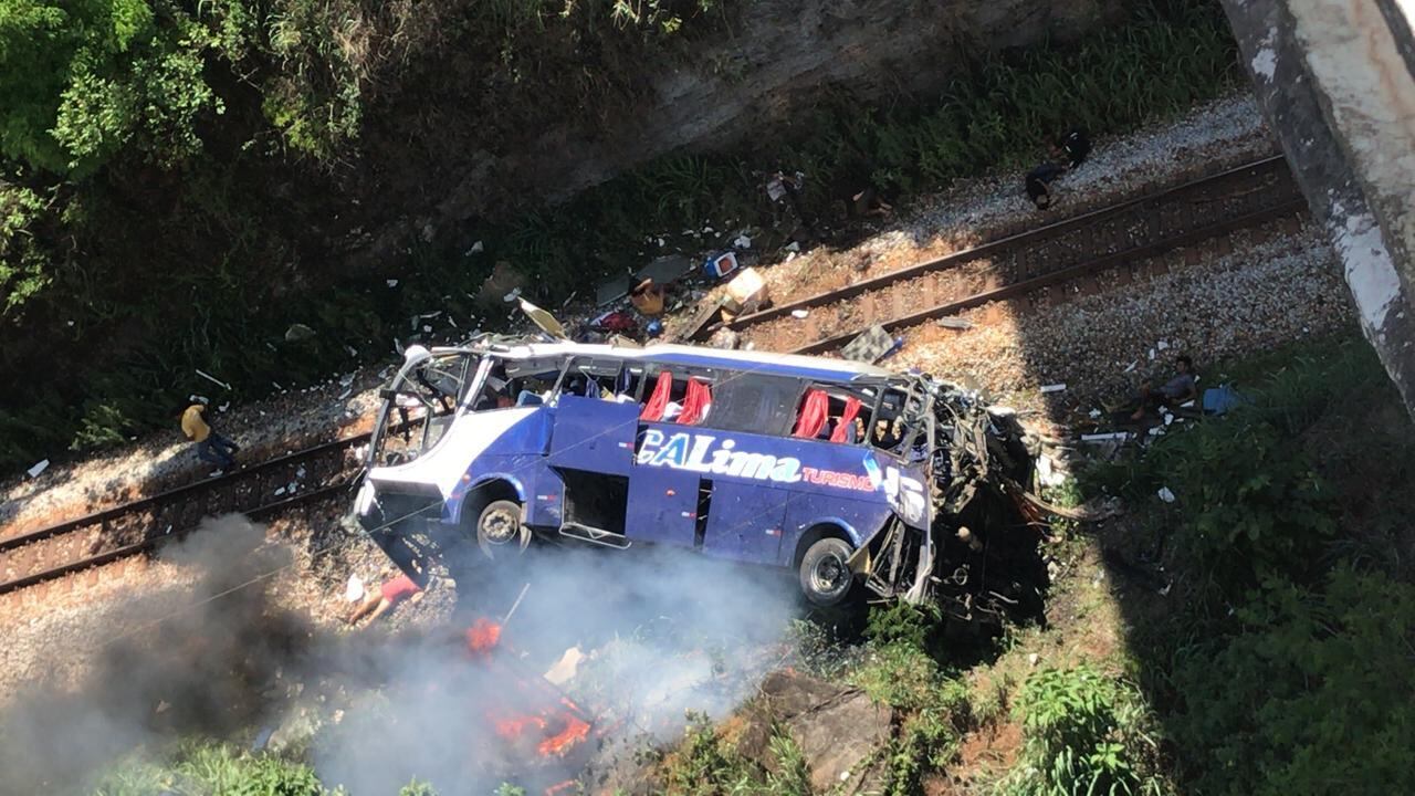 Dezenove pessoas morreram após a queda do ônibus