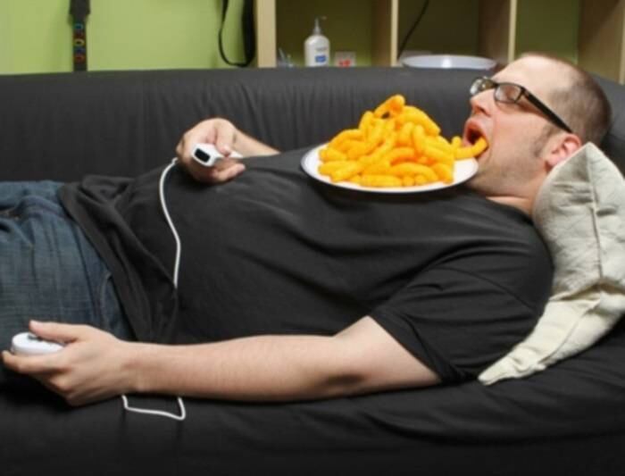 Encontramos as pessoas mais preguiçosas do planeta (veja a galeria)! Esse cara aí não levanta nem para ir ao banheiro