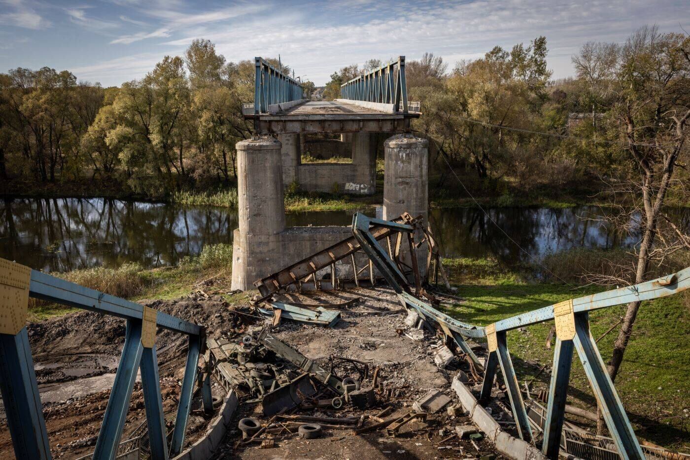 Uma ponte destruída pelas forças russas em
retirada em Izium, perto de Kamianka, Ucrânia. O legado da Segunda Guerra
Mundial permanece na cidade ucraniana de Kamianka, onde tratores expeliam
estojos de projéteis, antigos e novos. Agora, foi destruída por um novo
conflito