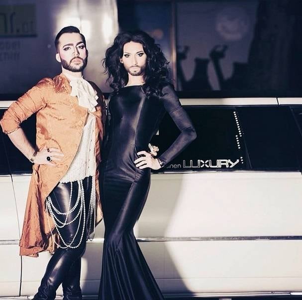 Em seus cliques no Instagram, Conchita é elegante e adora usar vestidos longos e chiques nos eventos pela Europa