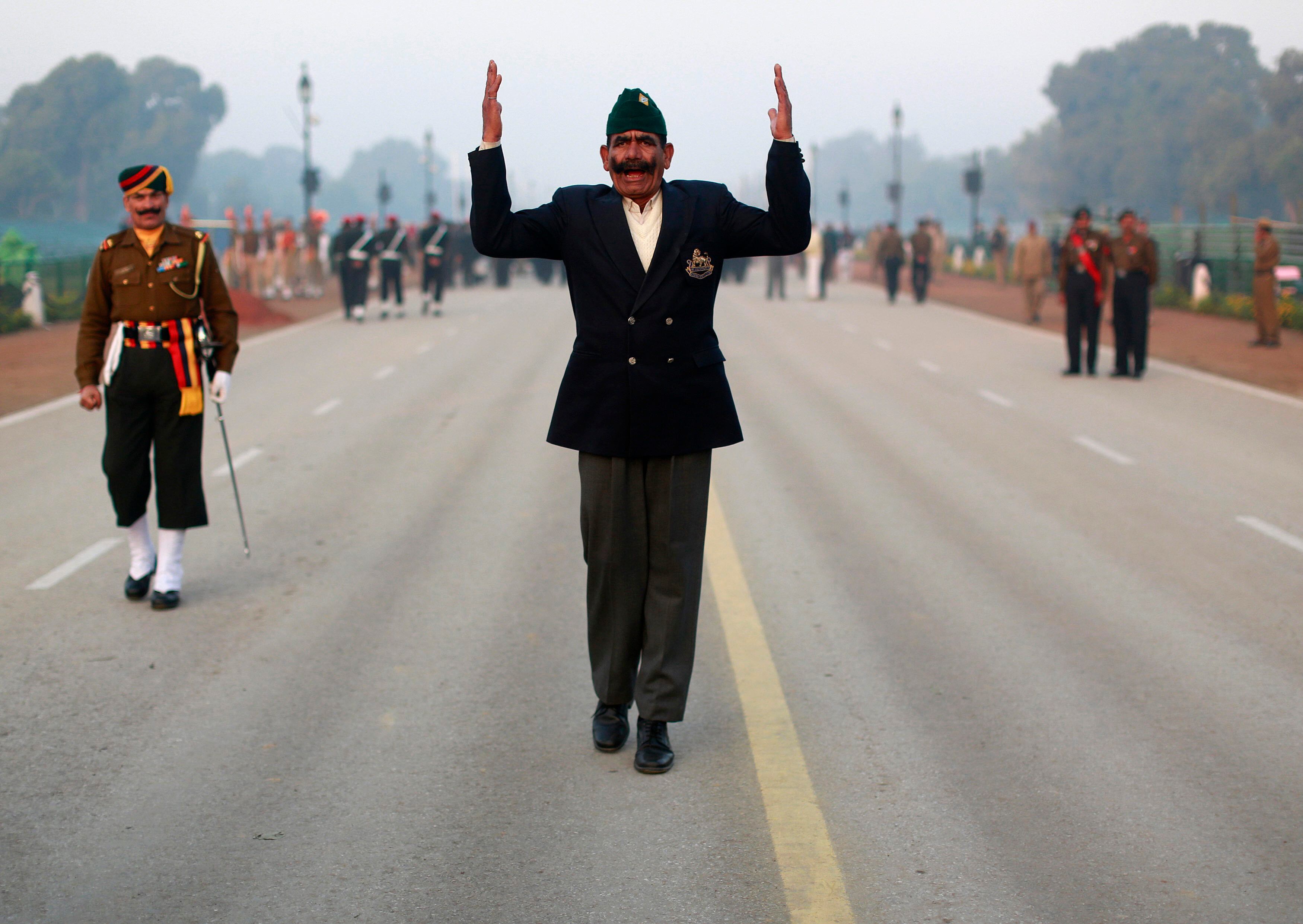 Soldado indiano dá comandos durante ensaio para parada do Dia da República, em Nova Déli. O Dia da República é comemorado na Índia no dia 26 de janeiro