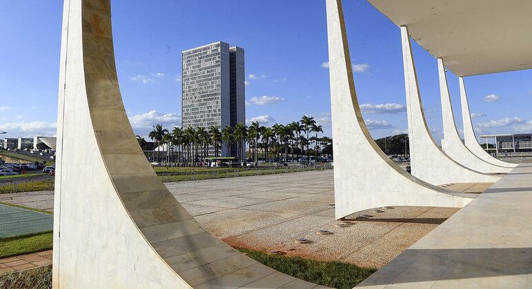 Senadores questionaram o STF, que aparece na imagem com o Congresso Nacional ao fundo
