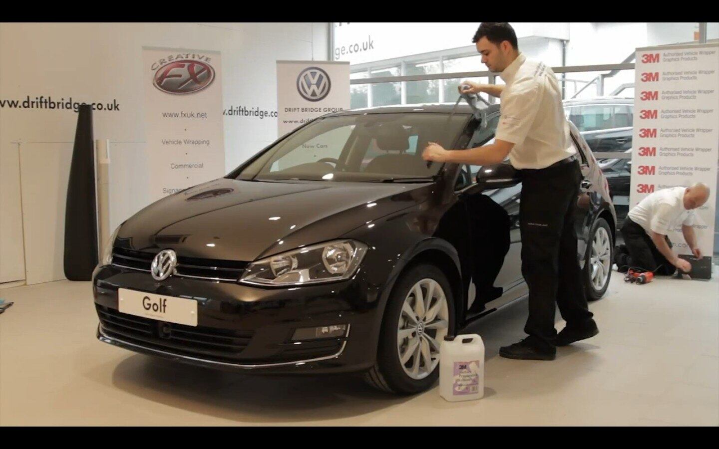 Após a limpeza funcionários começam a retirar diversas peças de acabamento, como protetores plásticos e tampas
VEJA TAMBÉM
> RAM faz picape enfurecida para divulgar novo filme do Super-Homem
> Direto da idade da pedra: carro do filme Os Flintstones movido com os pés vai a leilão
Quer saber tudo sobre carros? Acesse R7.com/carros