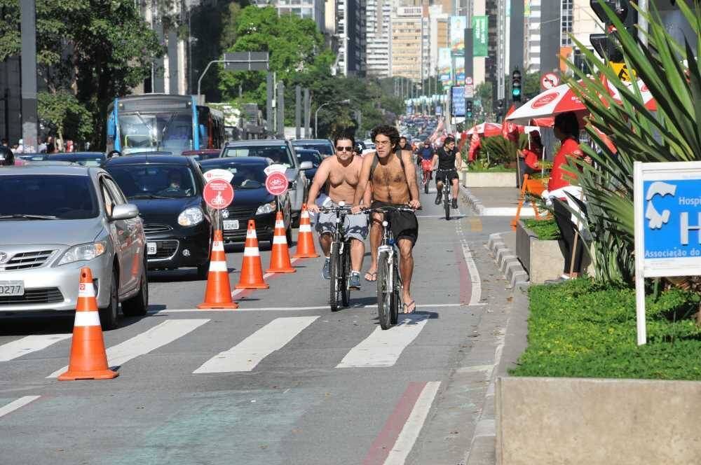 Diferentemente da ciclovia, na ciclofaixa as bikes não têm uma separação
física dos automóveis. Há ainda a ciclofaixa operacional de lazer, situada
junto ao canteiro central ou à esquerda da via. A circulação é permitida aos
domingos e feriados nacionais das 7h às 16h