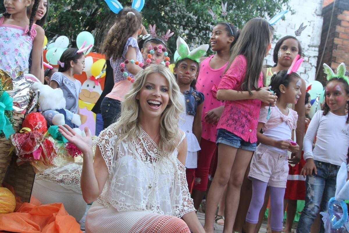 Karina Bacchi organiza superfesta com distribuição de ovos