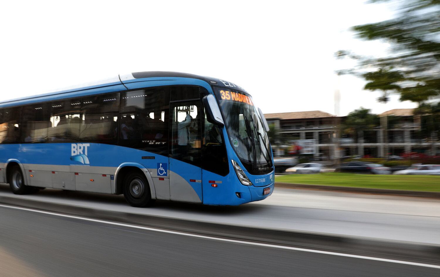 Roda de BRT se soltou e atingiu duas pessoas