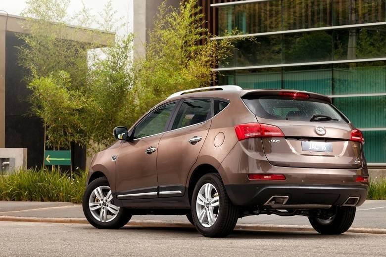 Por enquanto, o motor 2.0 flex do T6 virá sempre associado a um câmbio
manual de cinco marchas. Segundo o presidente da marca, o SUV ganhará opção de câmbio automático do tipo CVT, mas só em
2016. LEIA MAIS
