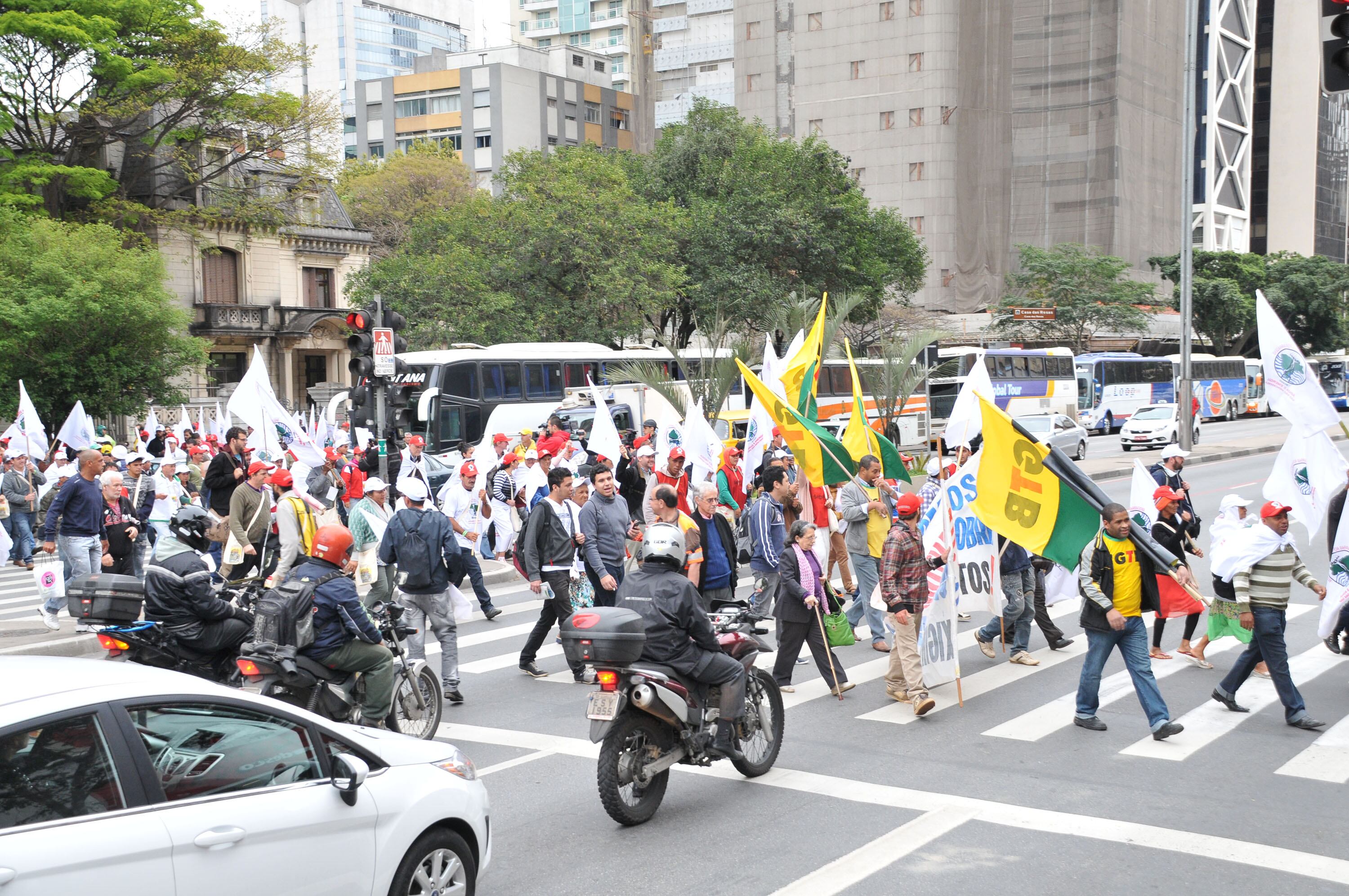 Além disso, o coordenador do MAB defendeu o cancelamento dos leilões das 12 hidrelétricas que foram devolvidas à União. — Elas podem oferecer ao povo tarifas mais baixas, mas se privatizar, nós vamos continuar pagando tarifas mais caras porque as privatizações fazem o povo brasileiro pagar uma das tarifas mais caras do mundo”, declarou