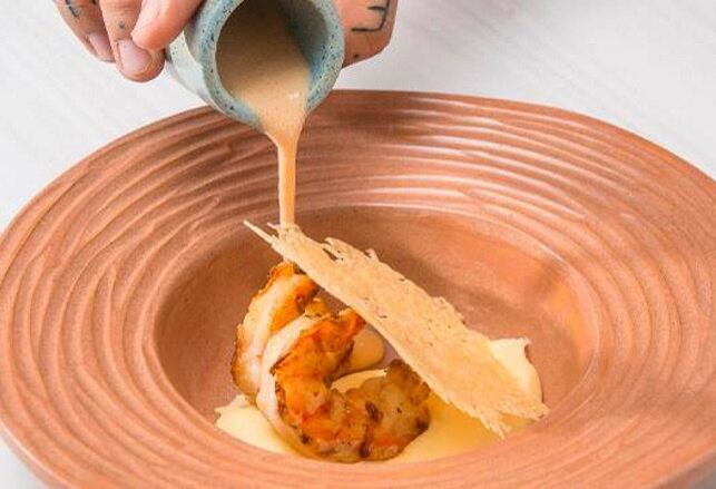 O primeiro eliminado da temporada, o chef Matheus Emerick, compartilhou uma receita exclusiva de camarão grelhado, com aligot de batata com queijo canastra e bisque com leite de coco. Veja o preparo dessa delícia!